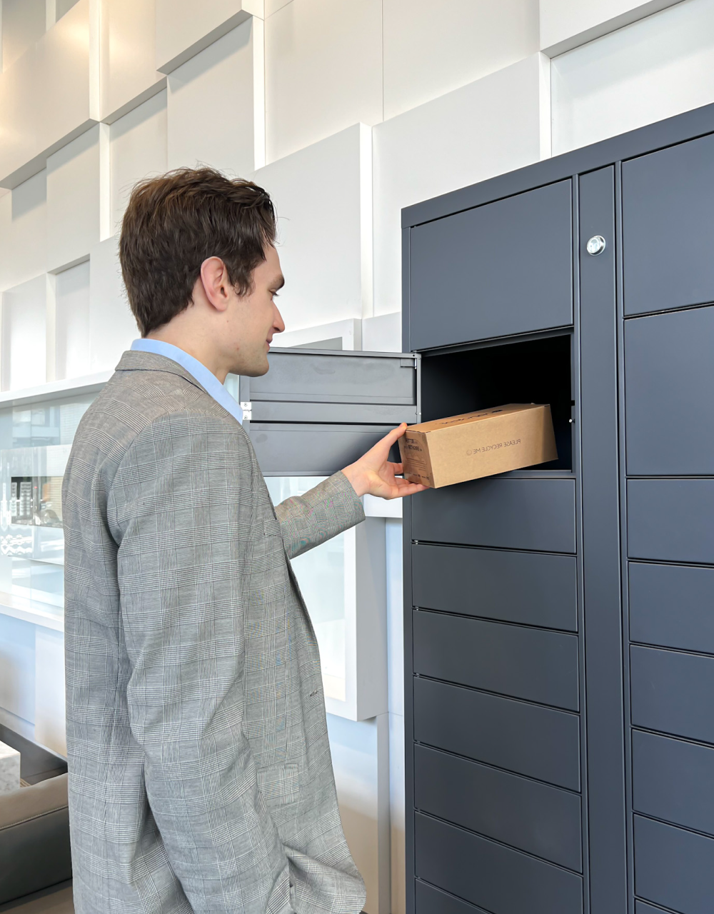 Picking up a parcel from a BlueBox locker